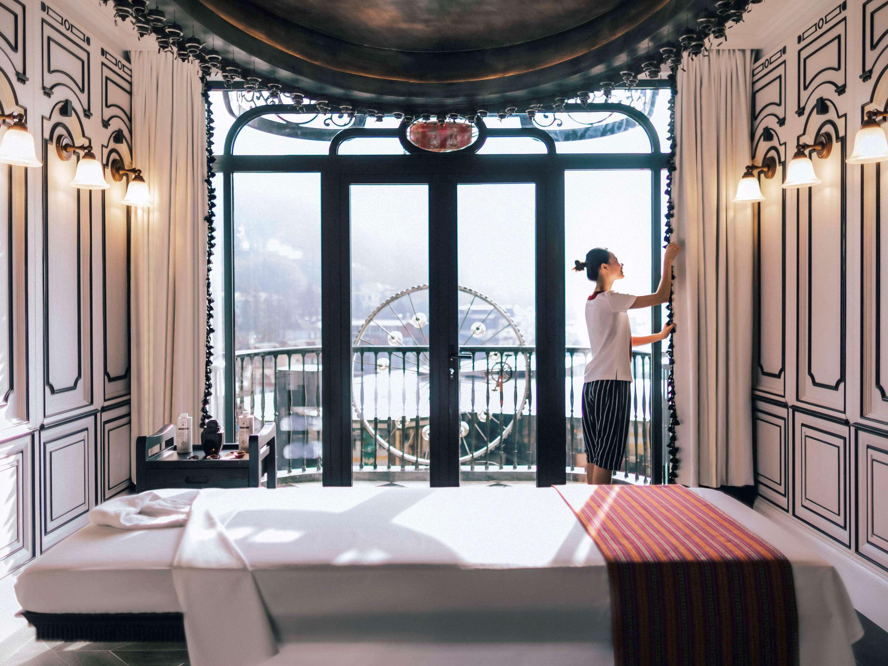 Hotel De La Coupole - Mgallery Sapa Exterior foto A guest room at the Mandarin Oriental, Hong Kong